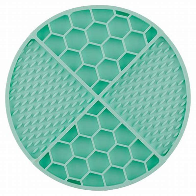 Covoraș hrănire lentă pentru câini - Slow & Lick mat Doctor Totolici, Circular Grey + Spatulă silicon cadou - detalii ambalaj