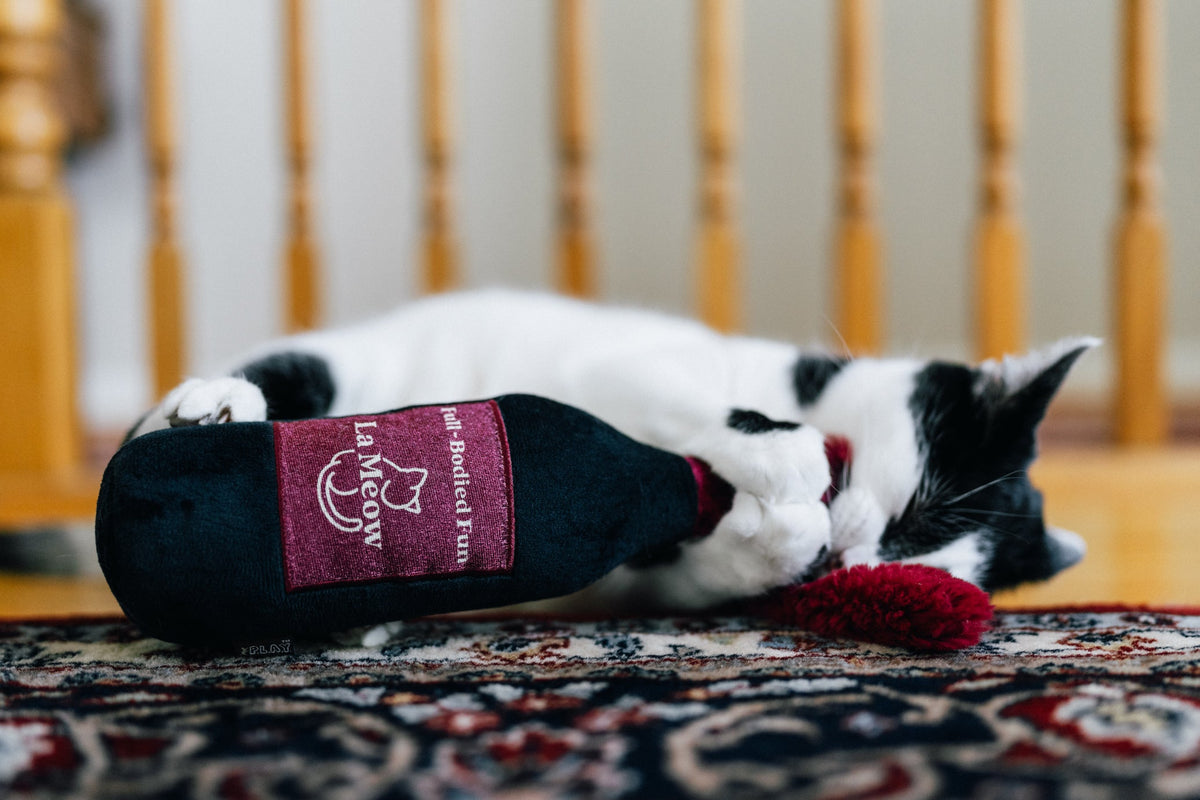 PLAY Feline frenzy wine La Meow